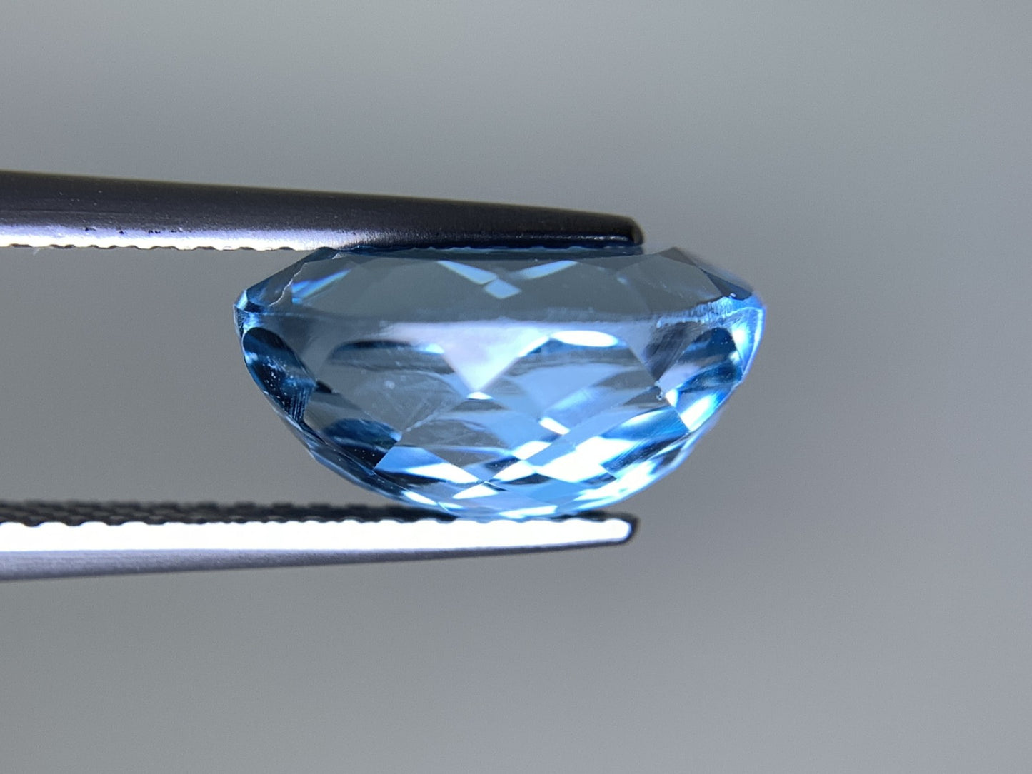 ブルートパーズ 天然  5.947ct  宝石ソーティング付き  11.8㎜×9.2㎜×6.3㎜  ルース（ 裸石 ）  5038Y