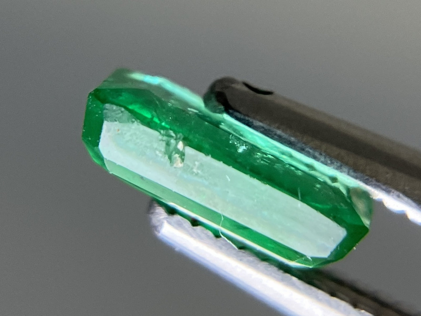 エメラルド 天然 0.687ct 中央宝石ソーティング付き 7.16㎜×4.09㎜×2.53㎜ ルース（ 裸石 ） 7474YY