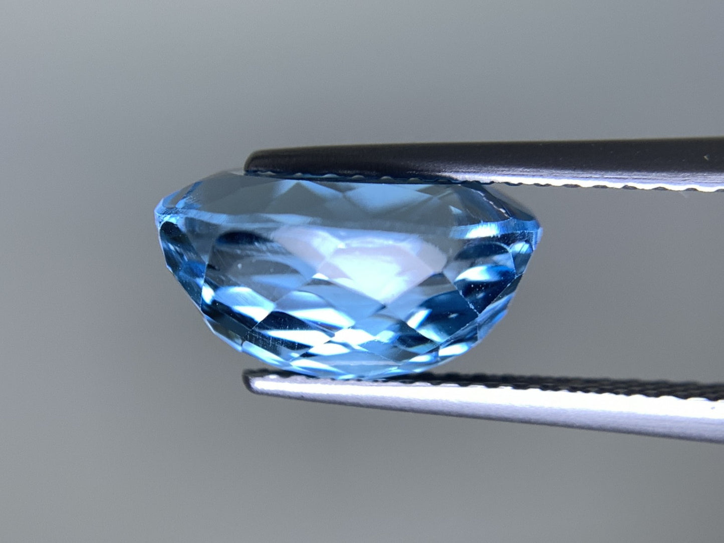 ブルートパーズ 天然  5.947ct  宝石ソーティング付き  11.8㎜×9.2㎜×6.3㎜  ルース（ 裸石 ）  5038Y