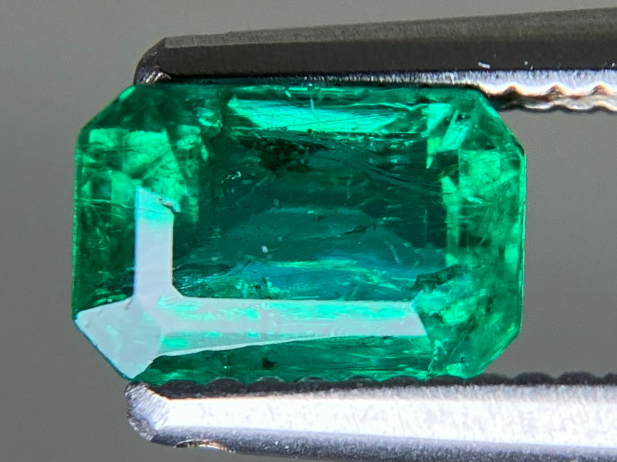 エメラルド 天然 0.701ct 中央宝石ソーティング付き 6.15㎜×4.16㎜×3.47㎜ ルース（ 裸石 ） 7492YY