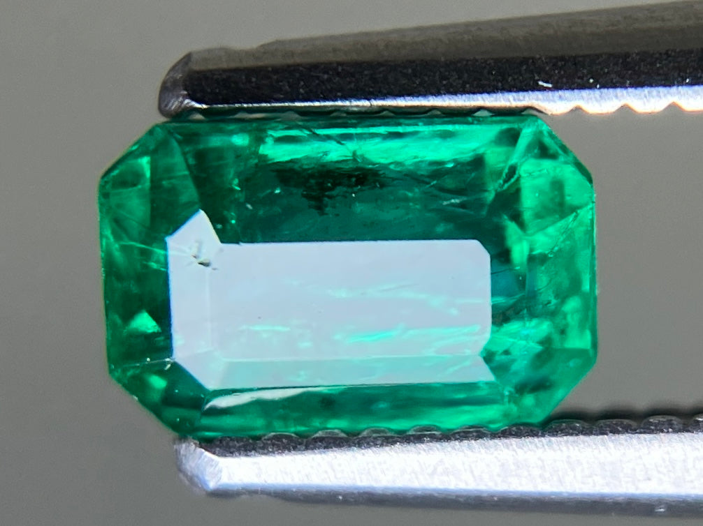 エメラルド 天然 0.701ct 中央宝石ソーティング付き 6.15㎜×4.16㎜×3.47㎜ ルース（ 裸石 ） 7492YY