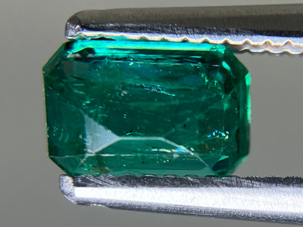 エメラルド 天然 0.701ct 中央宝石ソーティング付き 6.15㎜×4.16㎜×3.47㎜ ルース（ 裸石 ） 7492YY