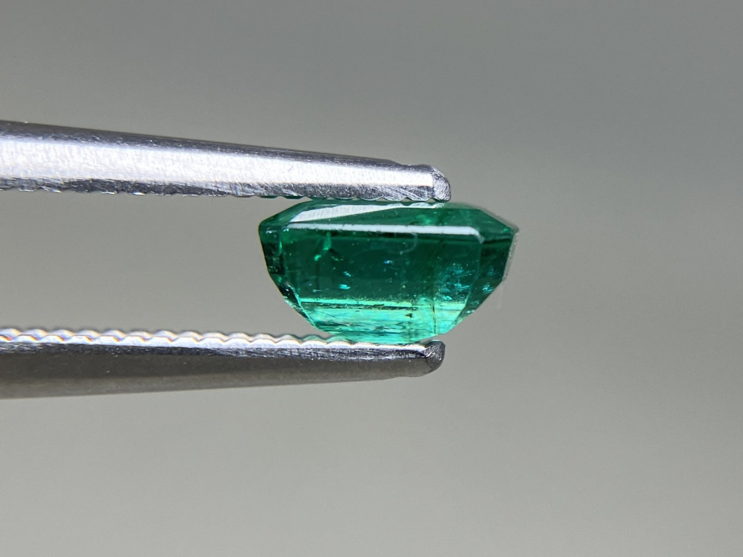 エメラルド 天然 0.701ct 中央宝石ソーティング付き 6.15㎜×4.16㎜×3.47㎜ ルース（ 裸石 ） 7492YY