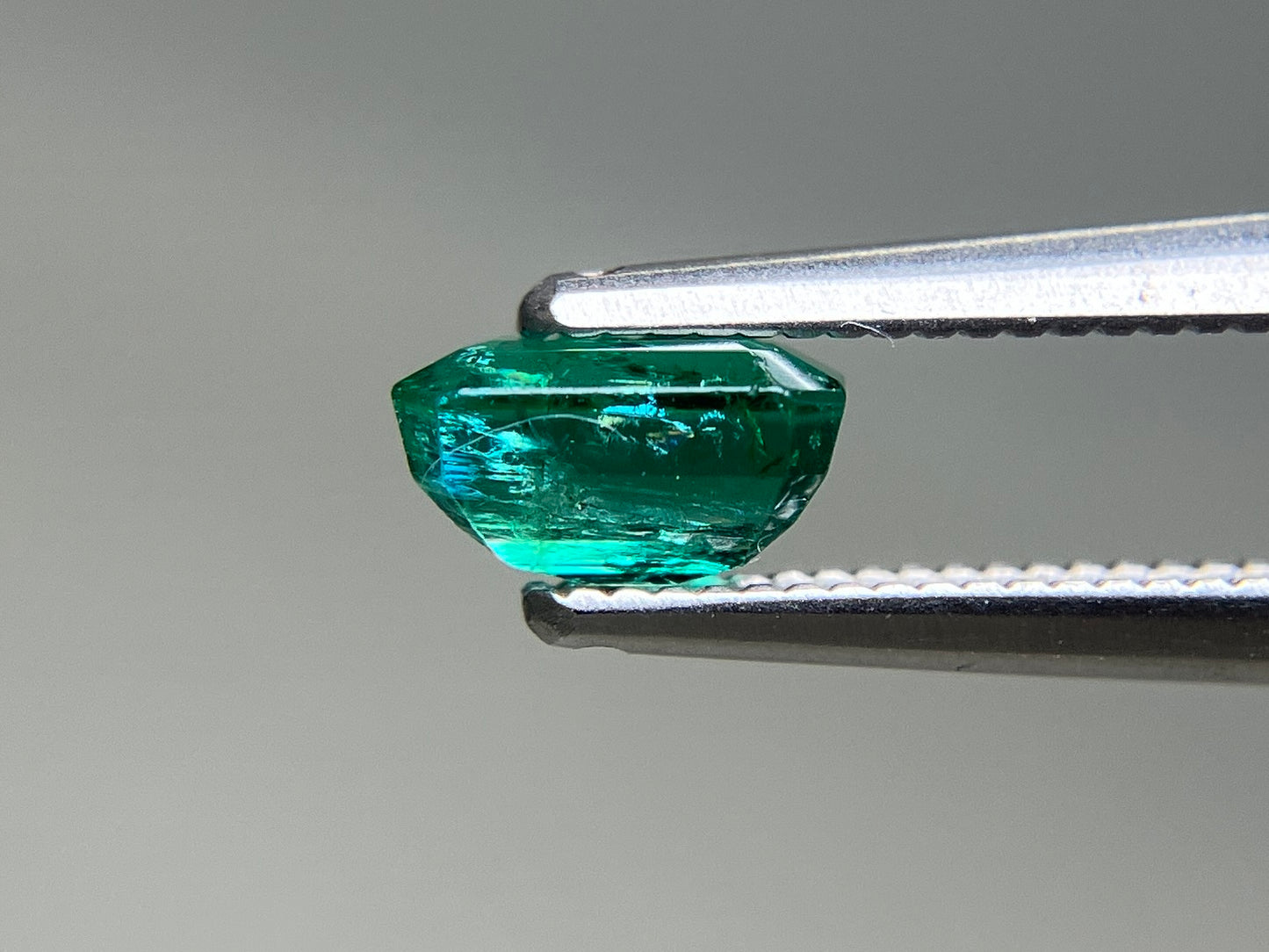 エメラルド 天然 0.701ct 中央宝石ソーティング付き 6.15㎜×4.16㎜×3.47㎜ ルース（ 裸石 ） 7492YY