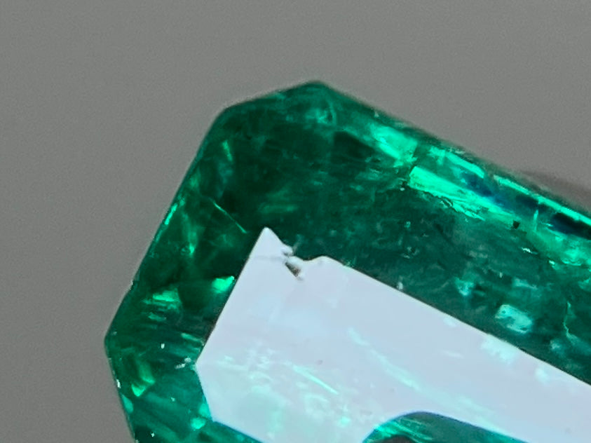 エメラルド 天然 0.701ct 中央宝石ソーティング付き 6.15㎜×4.16㎜×3.47㎜ ルース（ 裸石 ） 7492YY