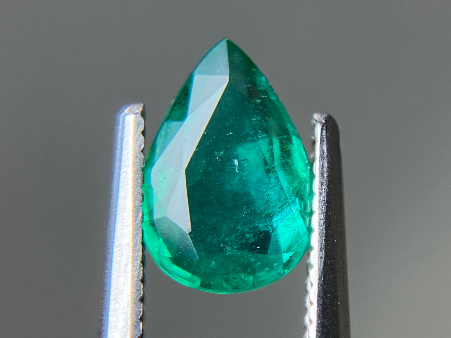 エメラルド 天然 1.097ct 中央宝石ソーティング付き 8.48㎜×5.77㎜×3.54㎜ ルース（ 裸石 ） 7479YY
