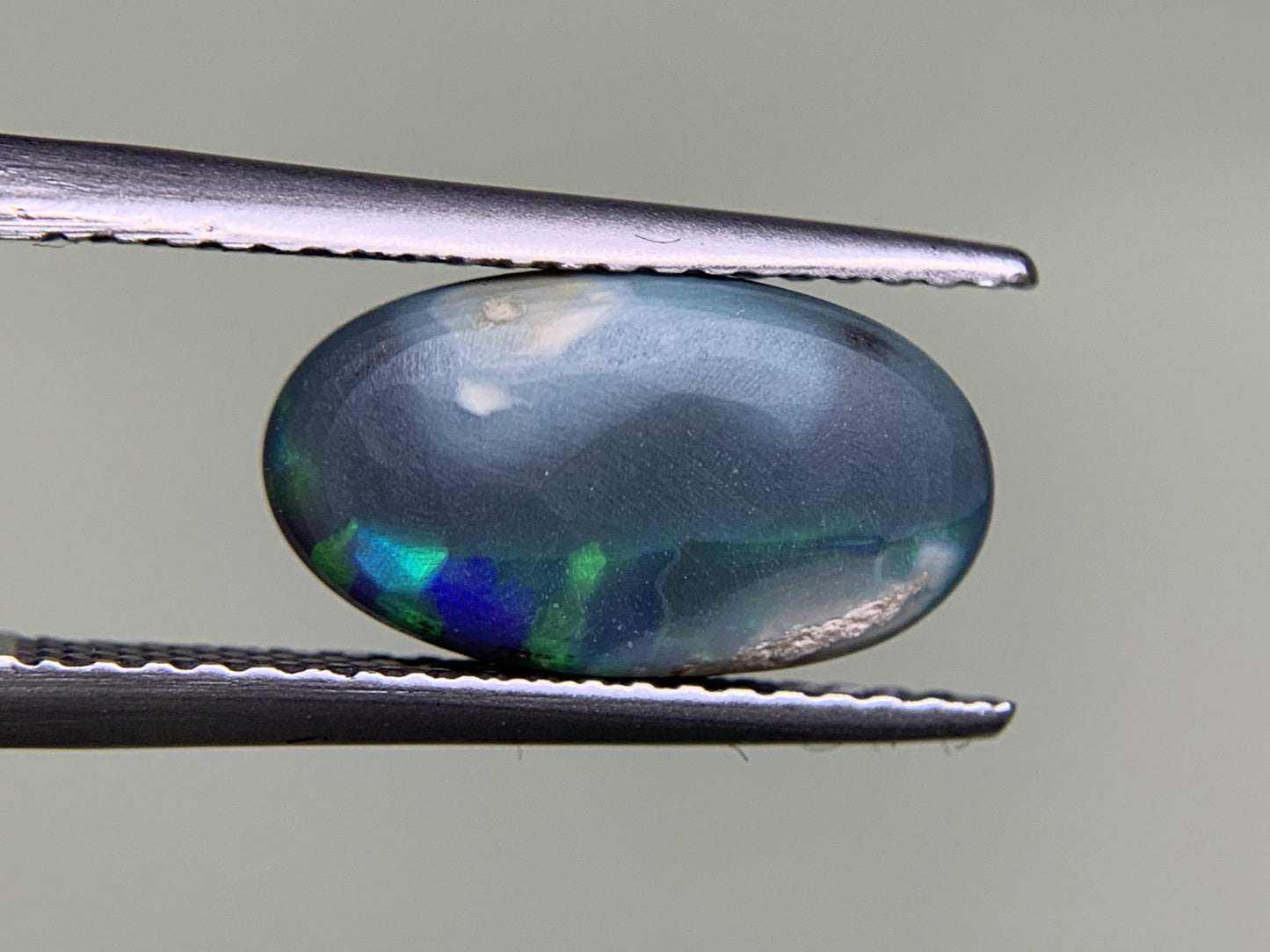 ブラックオパール  2.561ct  中央宝石ソーティング付き  12.6㎜×7.0㎜×4.4㎜  ルース（ 裸石 ） 3758Y