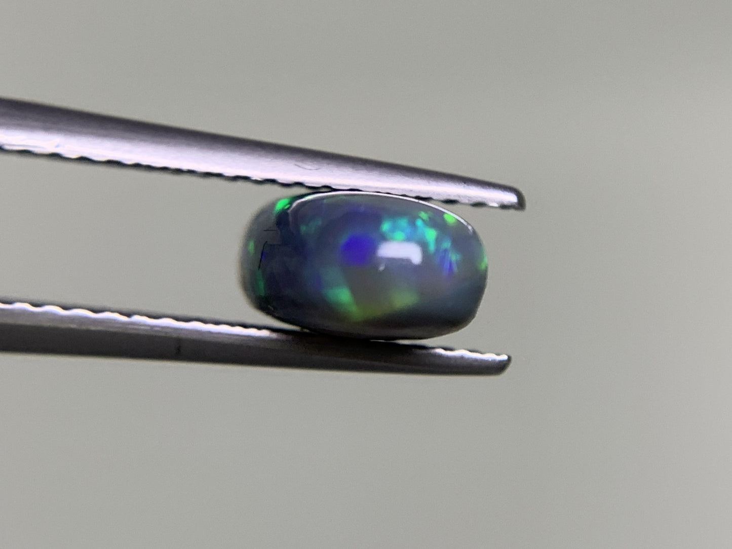 ブラックオパール  2.561ct  中央宝石ソーティング付き  12.6㎜×7.0㎜×4.4㎜  ルース（ 裸石 ） 3758Y