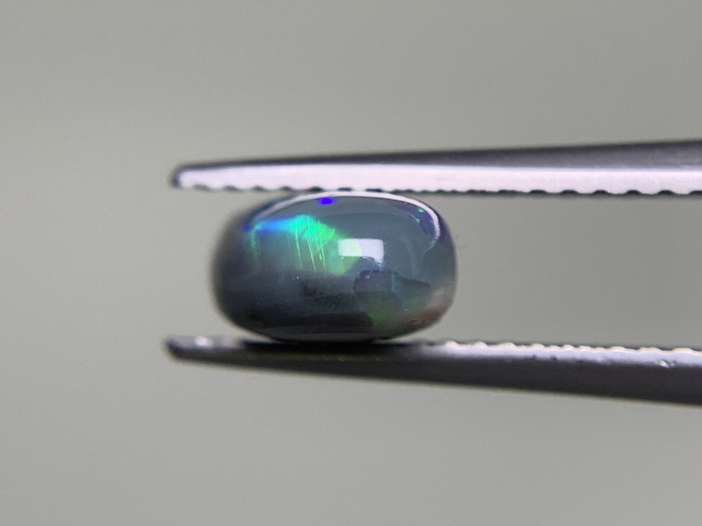 ブラックオパール  2.561ct  中央宝石ソーティング付き  12.6㎜×7.0㎜×4.4㎜  ルース（ 裸石 ） 3758Y