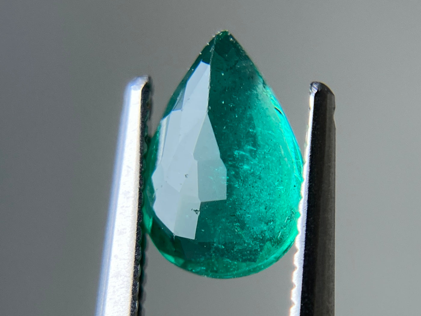エメラルド 天然 1.097ct 中央宝石ソーティング付き 8.48㎜×5.77㎜×3.54㎜ ルース（ 裸石 ） 7479YY