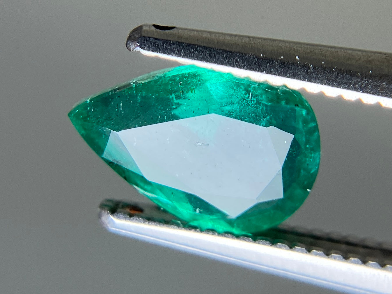 エメラルド 天然 1.097ct 中央宝石ソーティング付き 8.48㎜×5.77㎜×3.54㎜ ルース（ 裸石 ） 7479YY