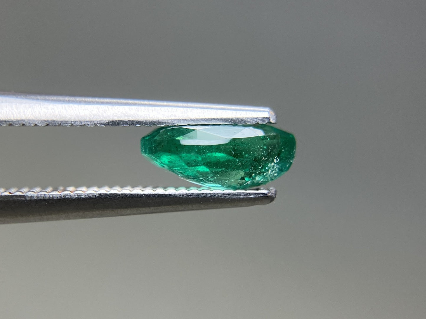 エメラルド 天然 1.097ct 中央宝石ソーティング付き 8.48㎜×5.77㎜×3.54㎜ ルース（ 裸石 ） 7479YY