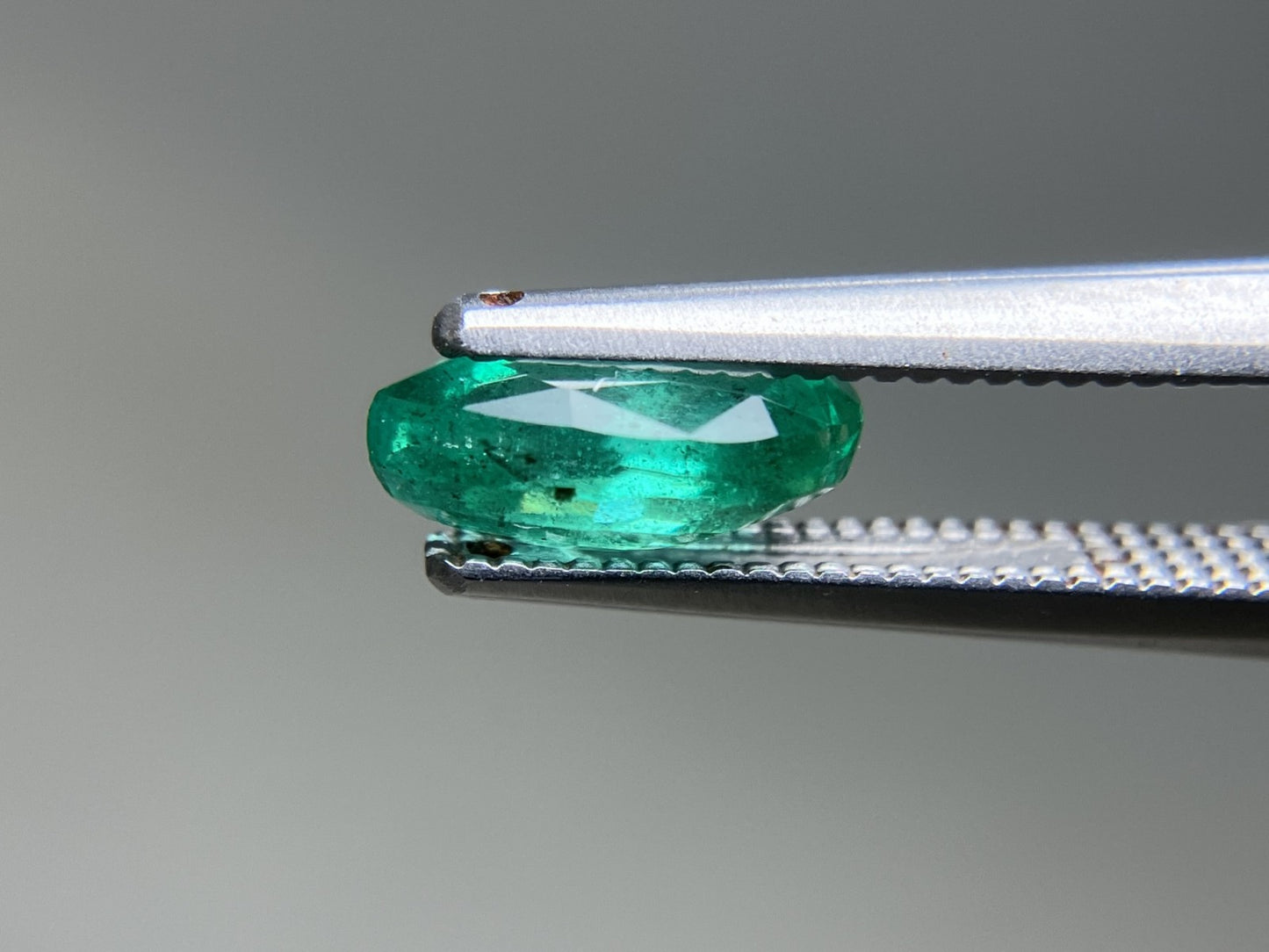 エメラルド 天然 1.097ct 中央宝石ソーティング付き 8.48㎜×5.77㎜×3.54㎜ ルース（ 裸石 ） 7479YY