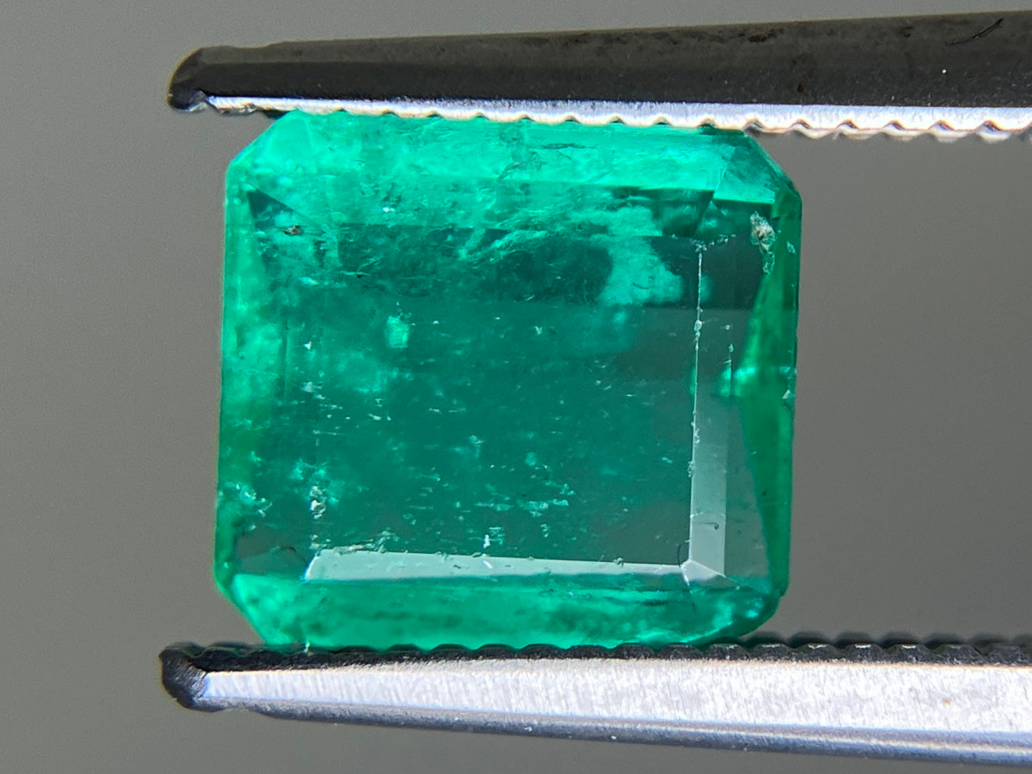 エメラルド 1.462ct 中央宝石ソーティング付き  7.73㎜×7.21㎜×3.44㎜  ルース（ 裸石 ） 4370YY
