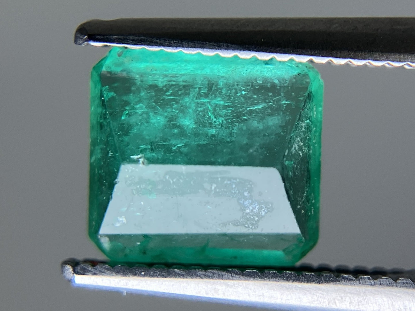 エメラルド 1.462ct 中央宝石ソーティング付き  7.73㎜×7.21㎜×3.44㎜  ルース（ 裸石 ） 4370YY