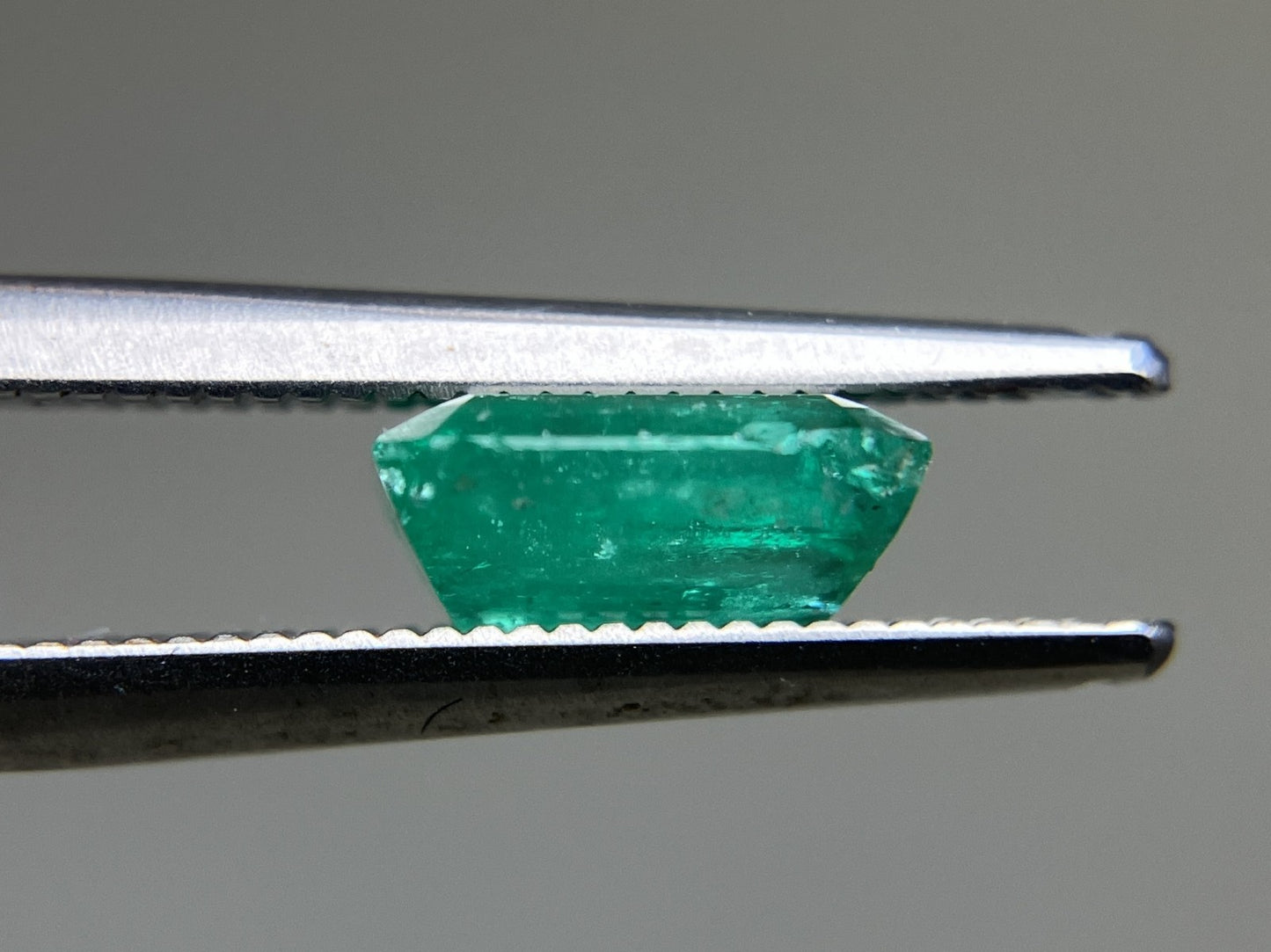 エメラルド 1.462ct 中央宝石ソーティング付き  7.73㎜×7.21㎜×3.44㎜  ルース（ 裸石 ） 4370YY