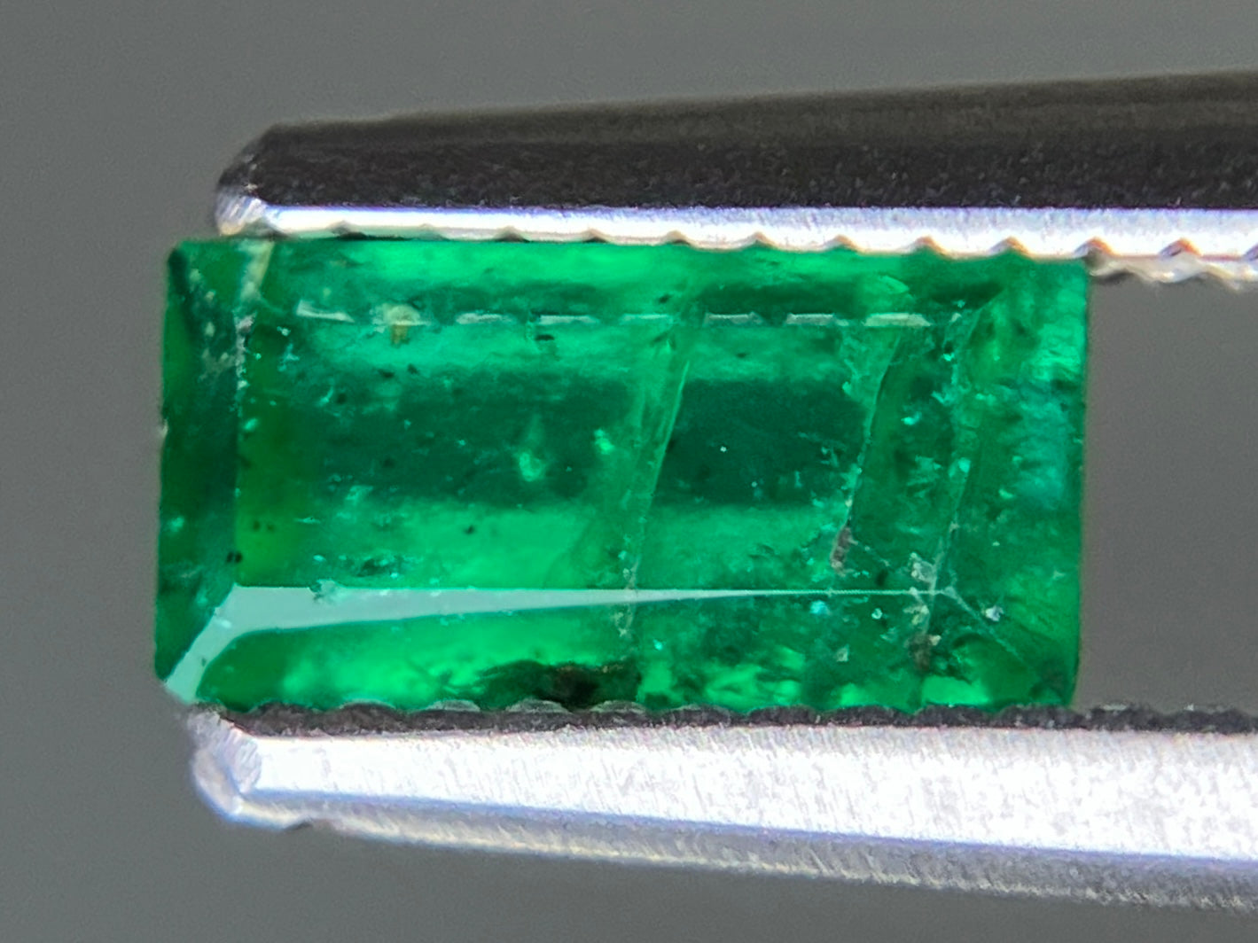 エメラルド 天然 0.559ct 中央宝石ソーティング付き 6.67㎜×3.33㎜×2.89㎜ ルース（ 裸石 ） 7498YY