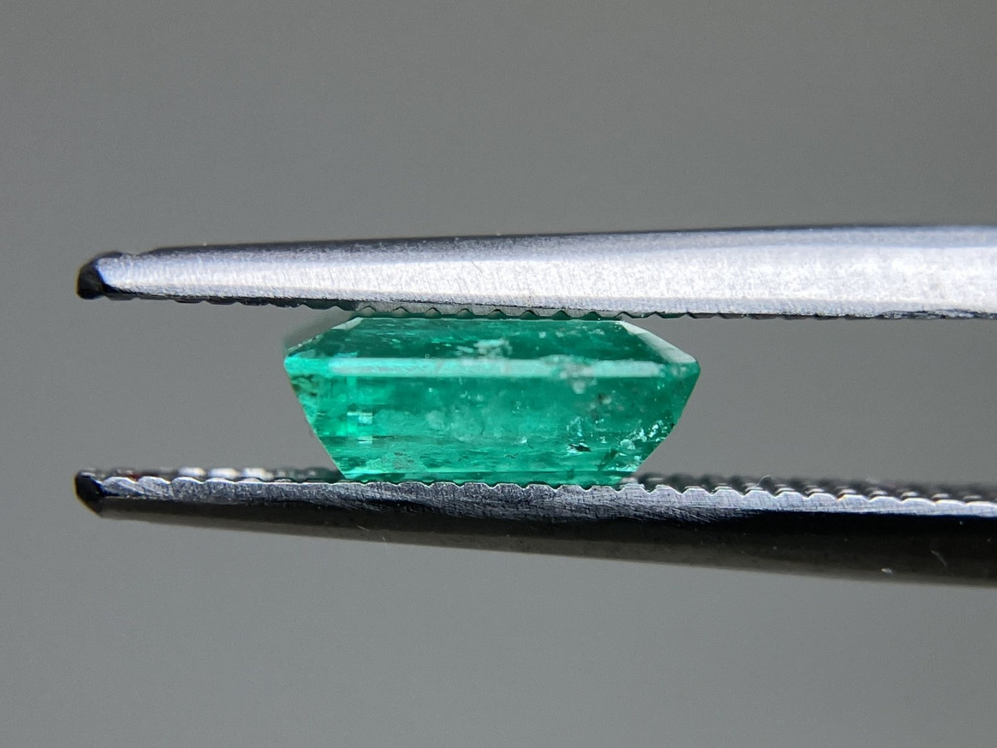 エメラルド 1.462ct 中央宝石ソーティング付き  7.73㎜×7.21㎜×3.44㎜  ルース（ 裸石 ） 4370YY