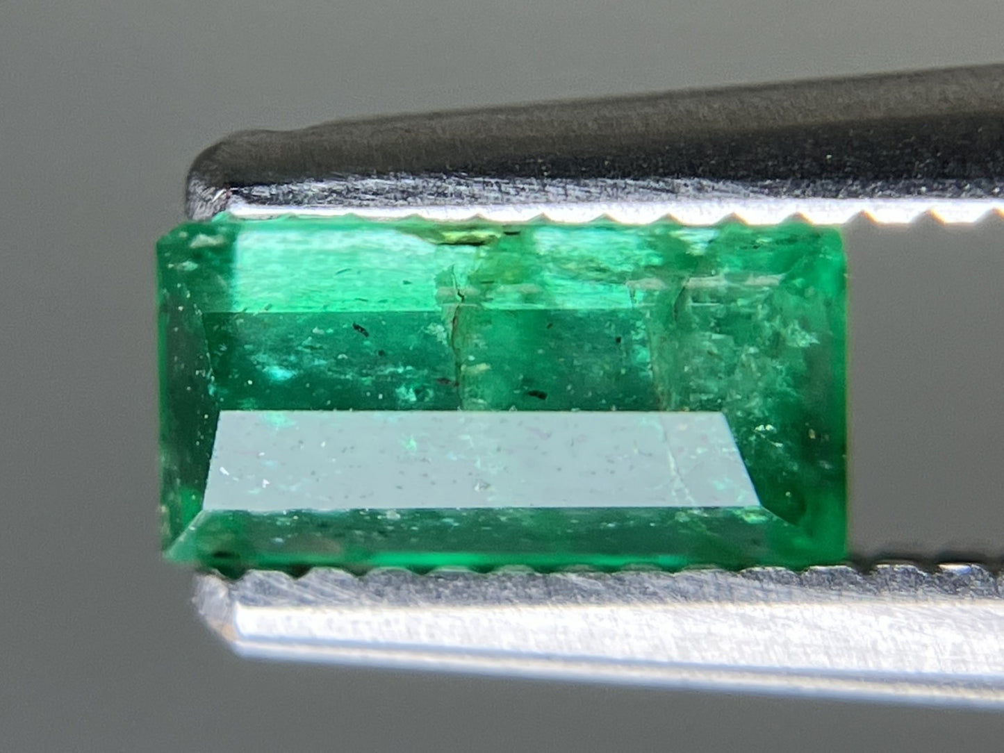 エメラルド 天然 0.559ct 中央宝石ソーティング付き 6.67㎜×3.33㎜×2.89㎜ ルース（ 裸石 ） 7498YY