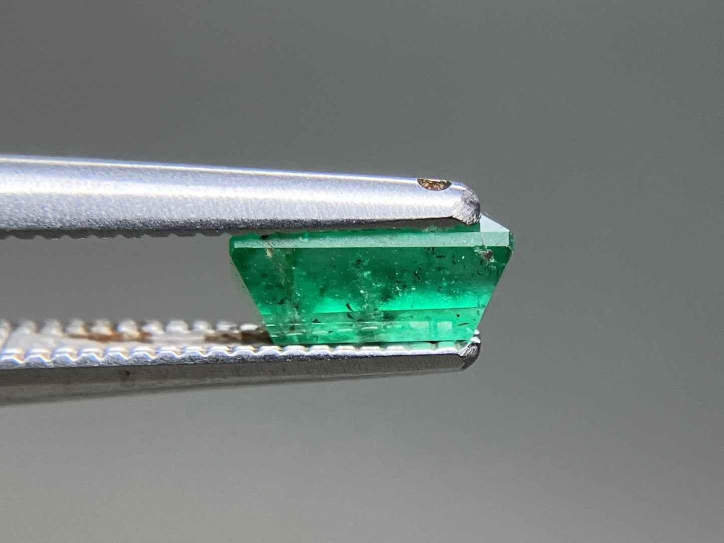 エメラルド 天然 0.559ct 中央宝石ソーティング付き 6.67㎜×3.33㎜×2.89㎜ ルース（ 裸石 ） 7498YY