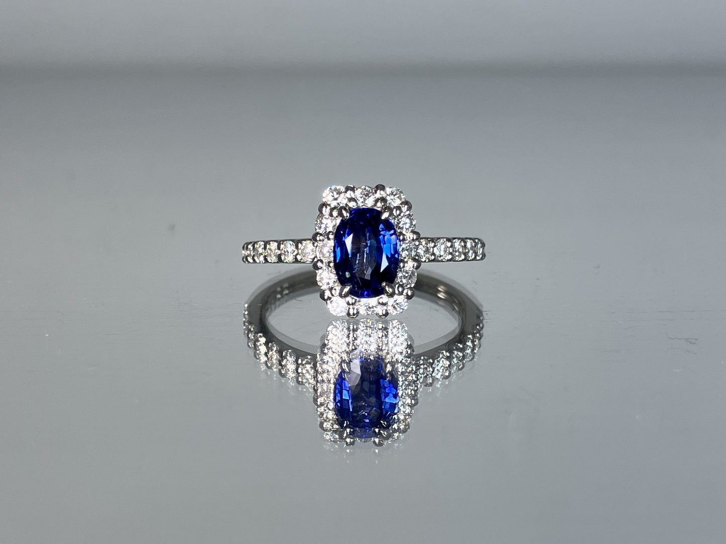 サファイア 1.12ct ロイヤルブルー royal blue AIGS鑑別書 D0.57ct PT900 5.6g 指輪 （JP11号） サイズ直し無料 7577K