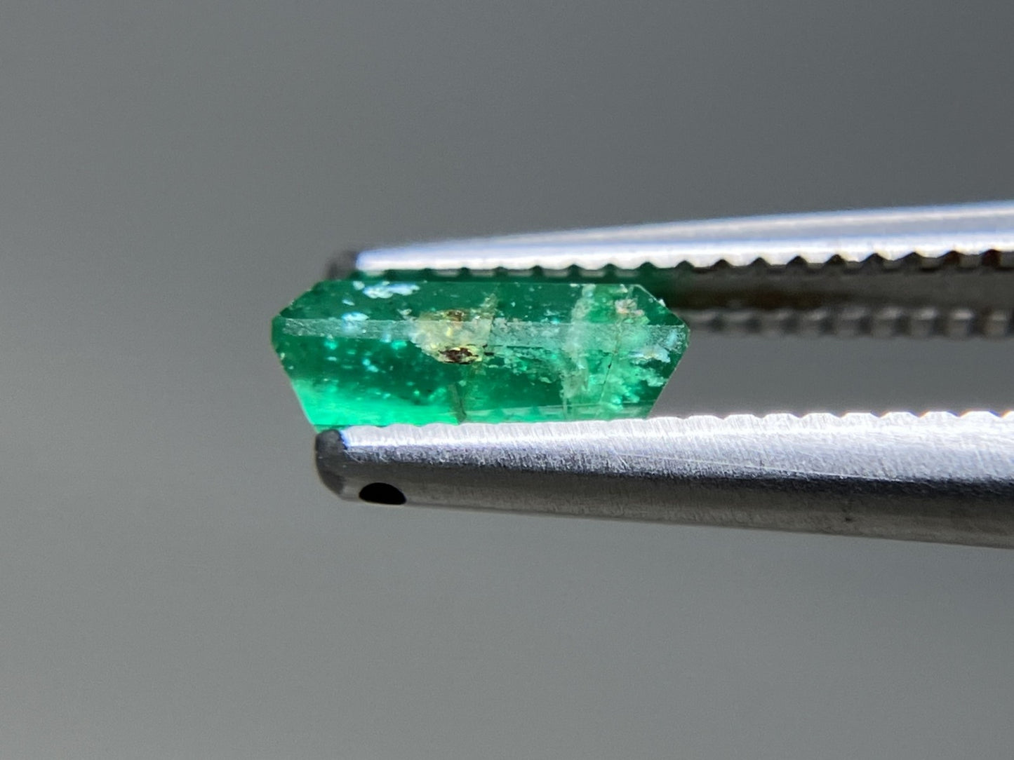 エメラルド 天然 0.559ct 中央宝石ソーティング付き 6.67㎜×3.33㎜×2.89㎜ ルース（ 裸石 ） 7498YY