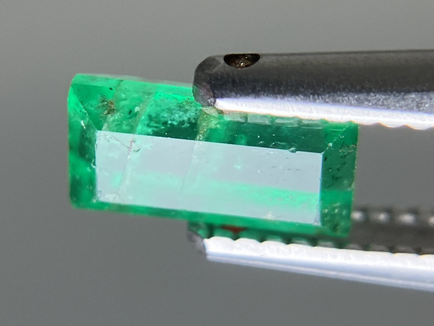 エメラルド 天然 0.559ct 中央宝石ソーティング付き 6.67㎜×3.33㎜×2.89㎜ ルース（ 裸石 ） 7498YY