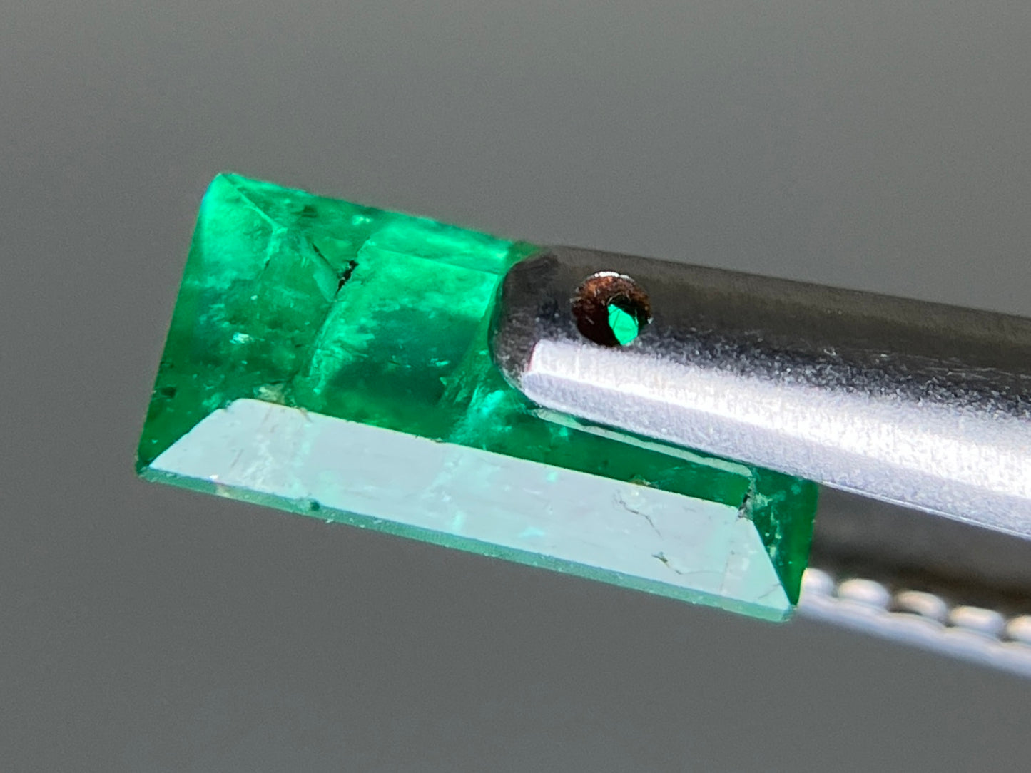 エメラルド 天然 0.559ct 中央宝石ソーティング付き 6.67㎜×3.33㎜×2.89㎜ ルース（ 裸石 ） 7498YY