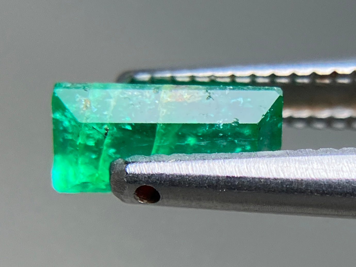 エメラルド 天然 0.559ct 中央宝石ソーティング付き 6.67㎜×3.33㎜×2.89㎜ ルース（ 裸石 ） 7498YY