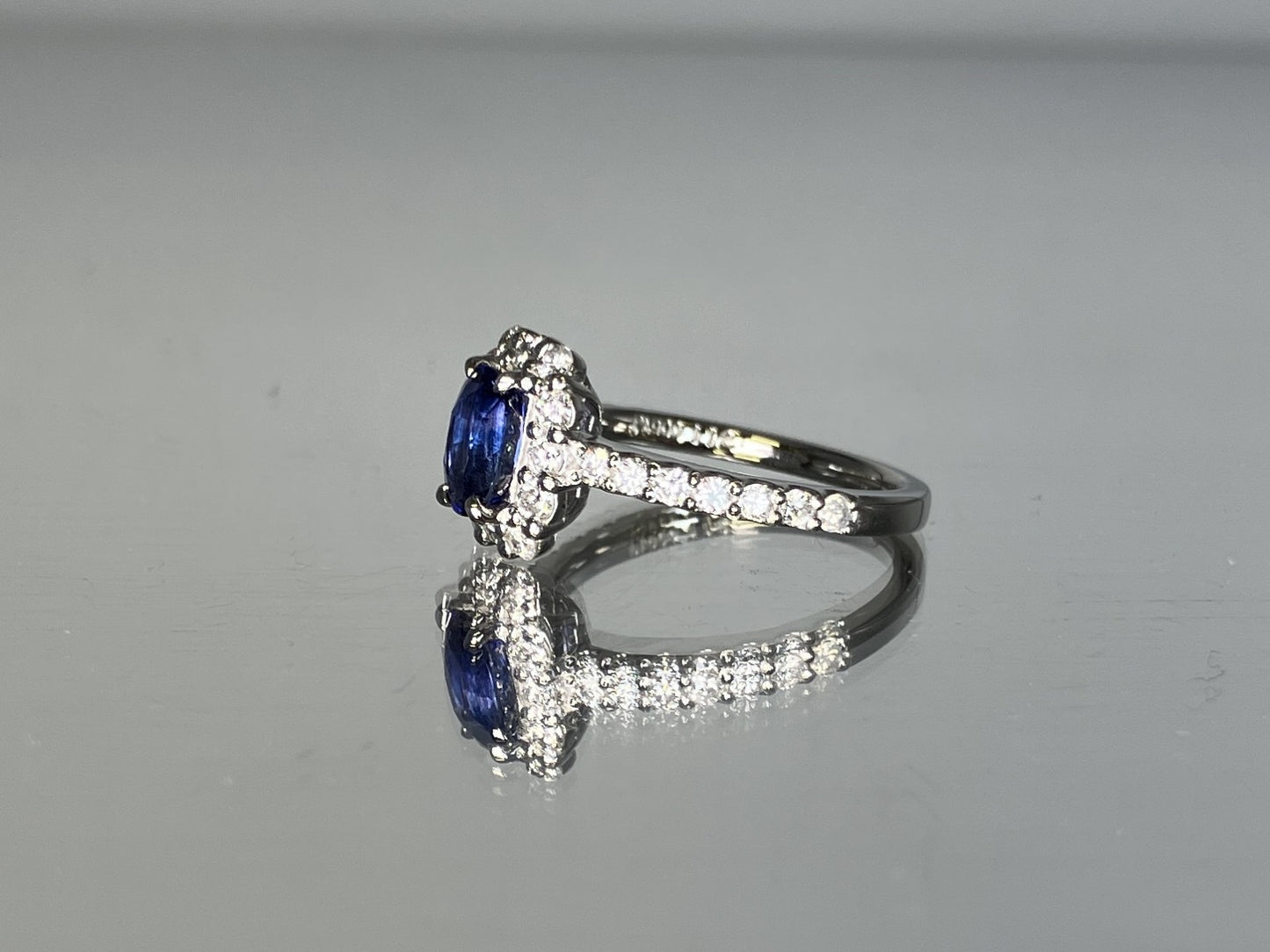 サファイア 1.12ct ロイヤルブルー royal blue AIGS鑑別書 D0.57ct PT900 5.6g 指輪 （JP11号） サイズ直し無料 7577K
