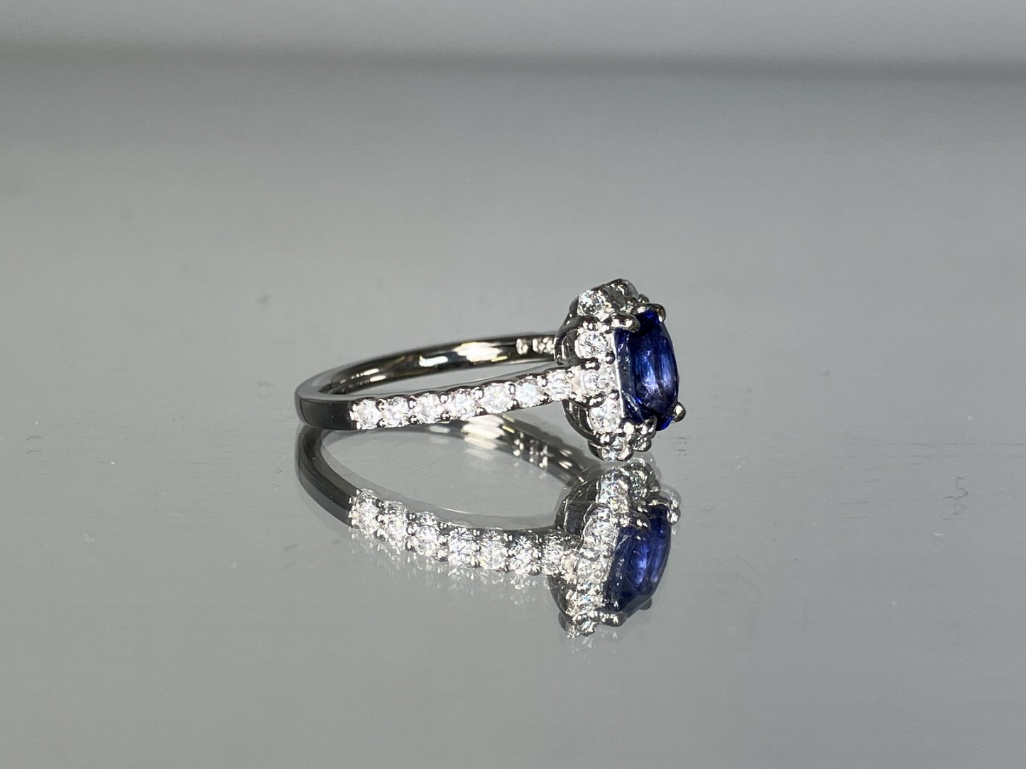 サファイア 1.12ct ロイヤルブルー royal blue AIGS鑑別書 D0.57ct PT900 5.6g 指輪 （JP11号） サイズ直し無料 7577K