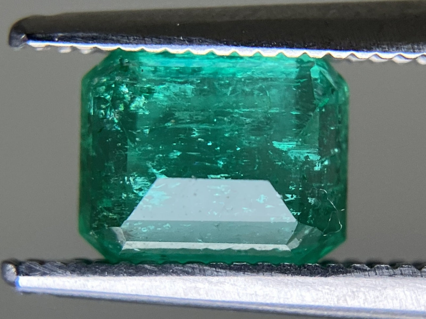 エメラルド 1.383ct 中央宝石ソーティング付き  7.13㎜×5.90㎜×4.08㎜  ルース（ 裸石 ） 4365YY
