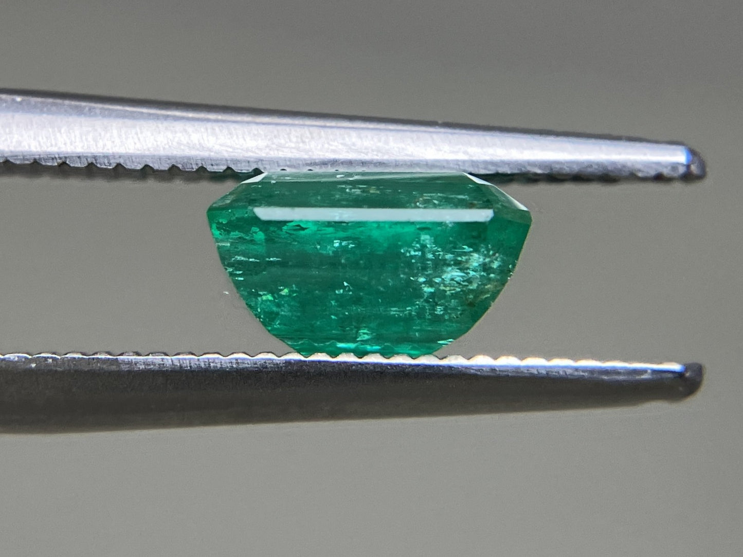エメラルド 1.383ct 中央宝石ソーティング付き  7.13㎜×5.90㎜×4.08㎜  ルース（ 裸石 ） 4365YY