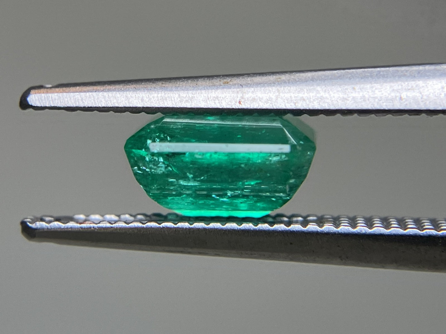 エメラルド 1.383ct 中央宝石ソーティング付き  7.13㎜×5.90㎜×4.08㎜  ルース（ 裸石 ） 4365YY