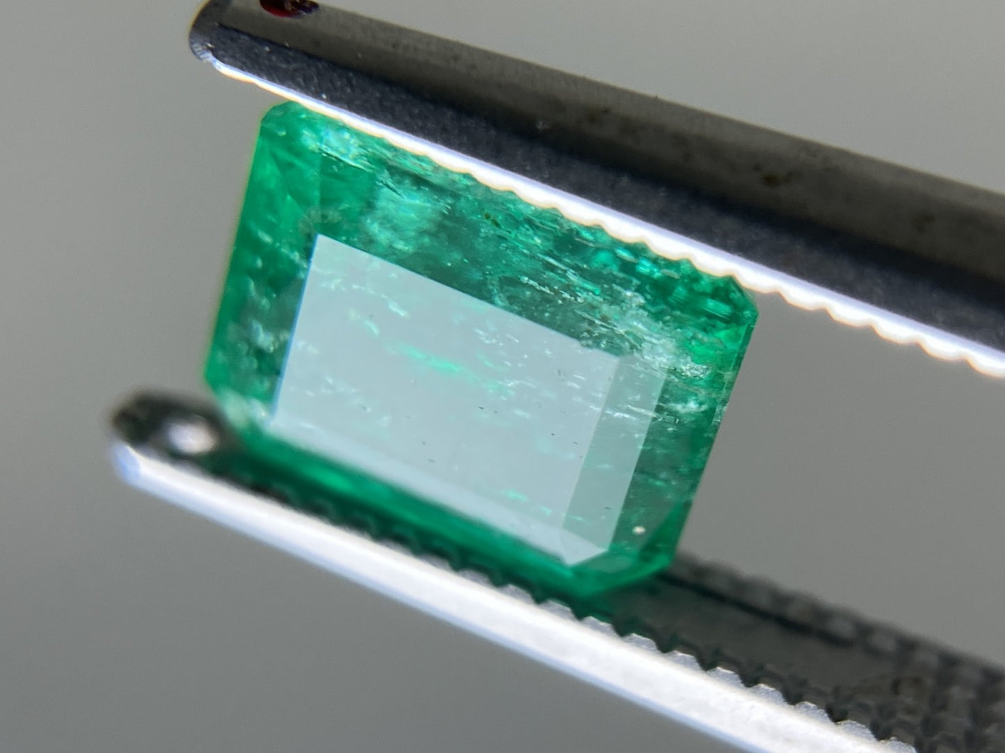 エメラルド 1.383ct 中央宝石ソーティング付き  7.13㎜×5.90㎜×4.08㎜  ルース（ 裸石 ） 4365YY