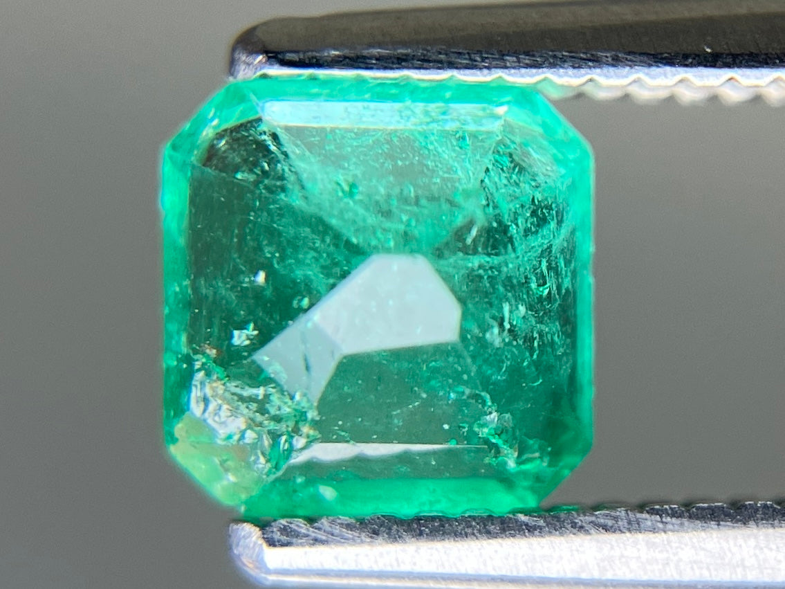 エメラルド 天然 0.891ct 中央宝石ソーティング付き 5.67㎜×5.58㎜×4.18㎜ ルース（ 裸石 ） 7499YY
