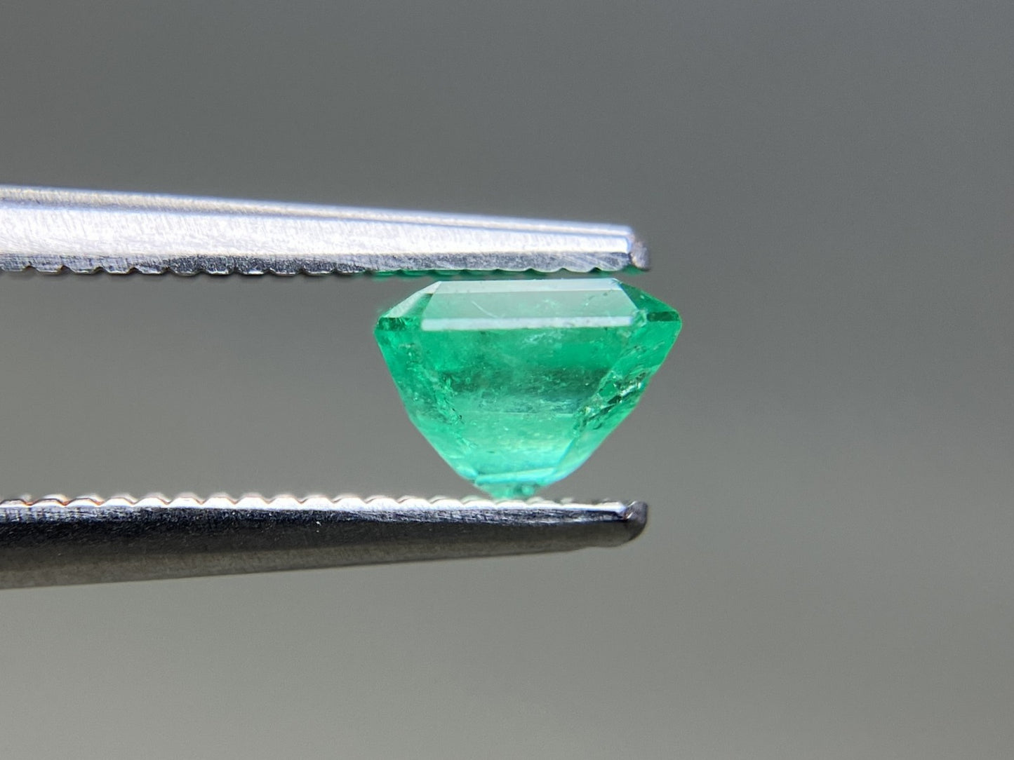 エメラルド 天然 0.891ct 中央宝石ソーティング付き 5.67㎜×5.58㎜×4.18㎜ ルース（ 裸石 ） 7499YY