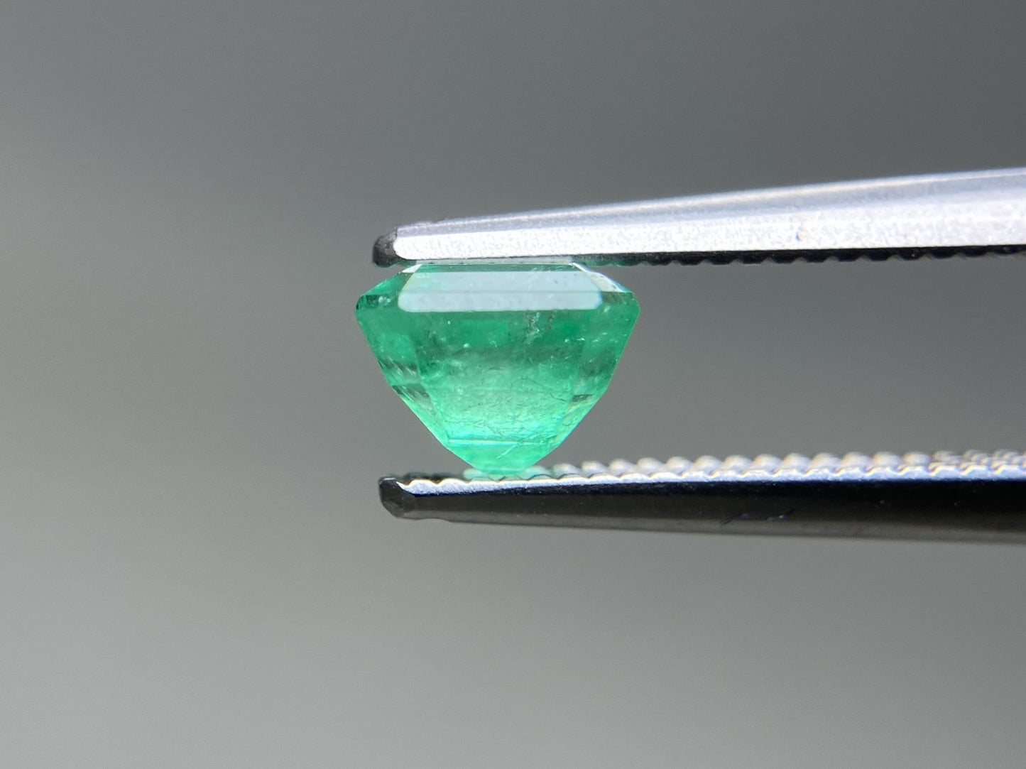エメラルド 天然 0.891ct 中央宝石ソーティング付き 5.67㎜×5.58㎜×4.18㎜ ルース（ 裸石 ） 7499YY