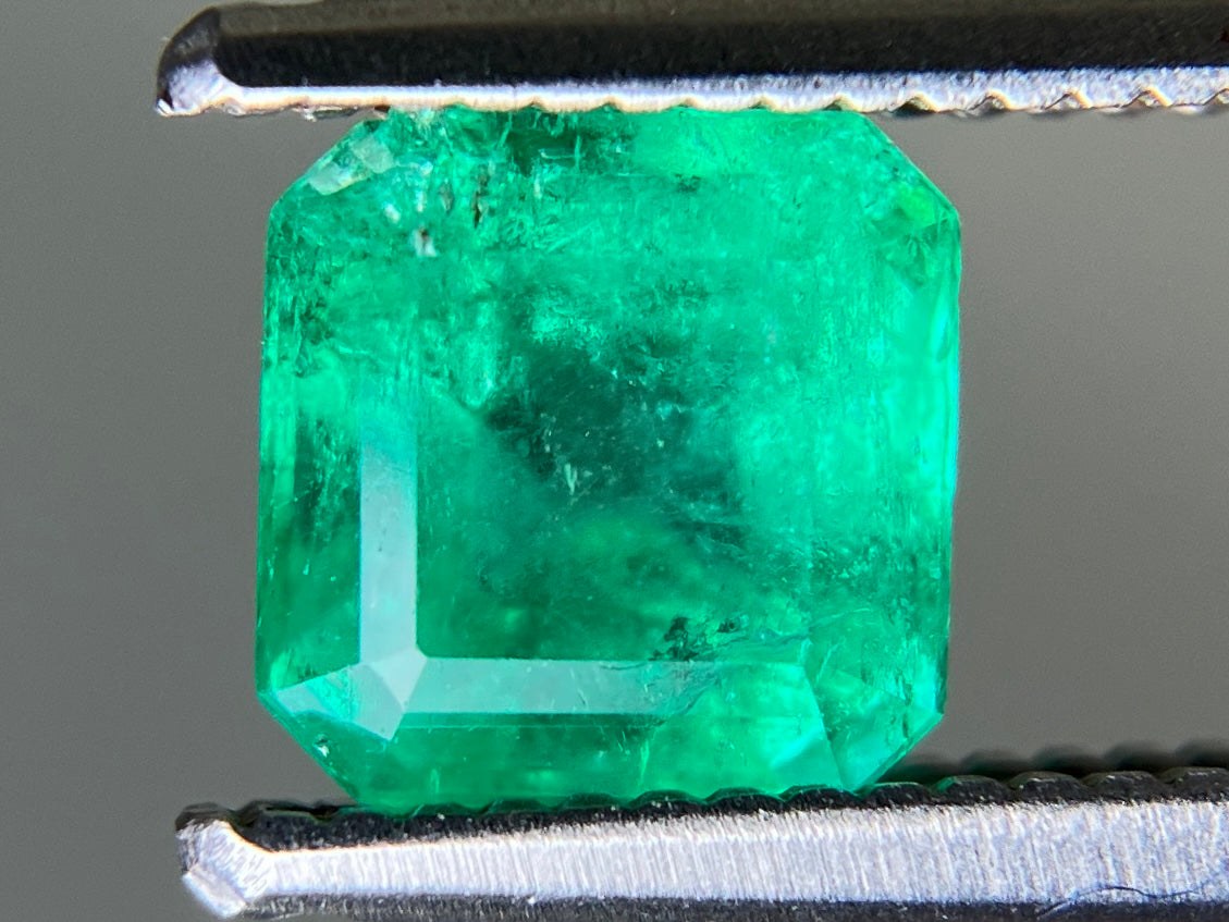 エメラルド 天然 0.891ct 中央宝石ソーティング付き 5.67㎜×5.58㎜×4.18㎜ ルース（ 裸石 ） 7499YY