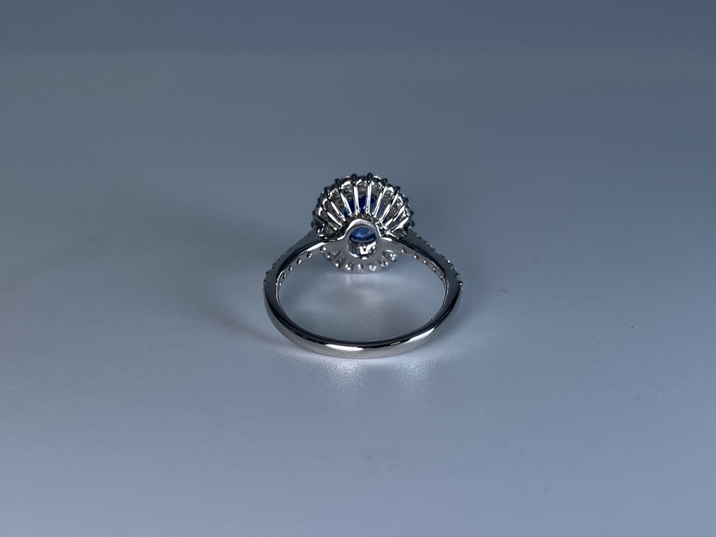 サファイア 1.35ct コンフラワーブルー Cornflower blue AIGS鑑別書 D0.72ct PT900 5.1g 指輪 （JP13号） サイズ直し無料 731K