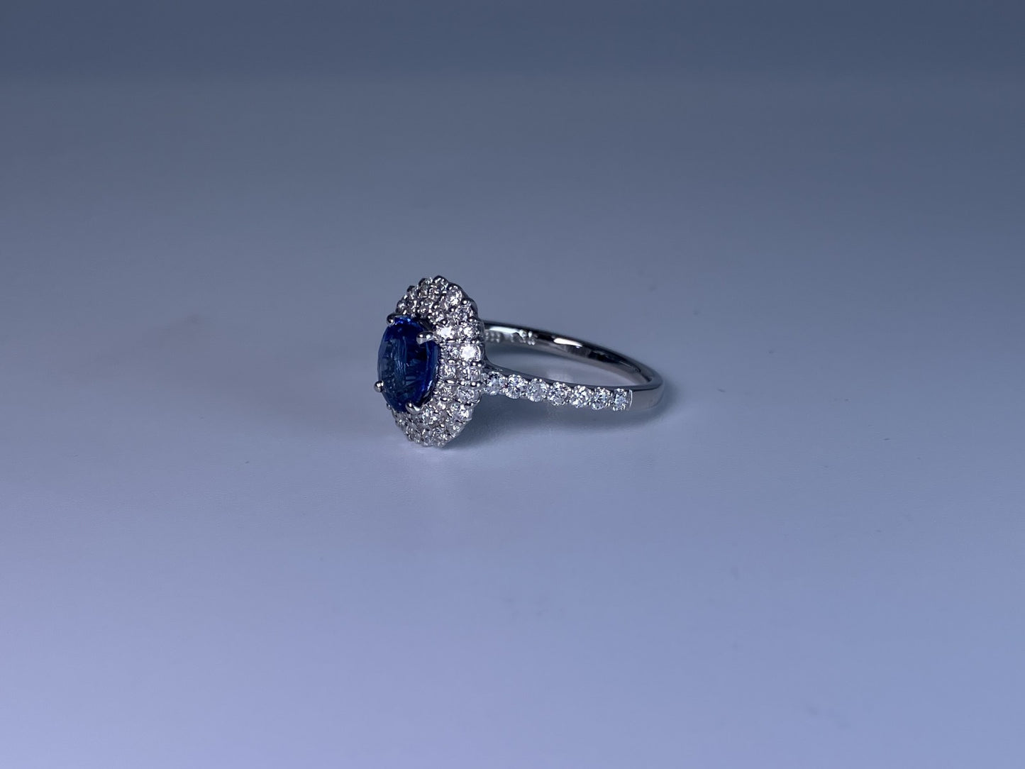 サファイア 1.35ct コンフラワーブルー Cornflower blue AIGS鑑別書 D0.72ct PT900 5.1g 指輪 （JP13号） サイズ直し無料 731K