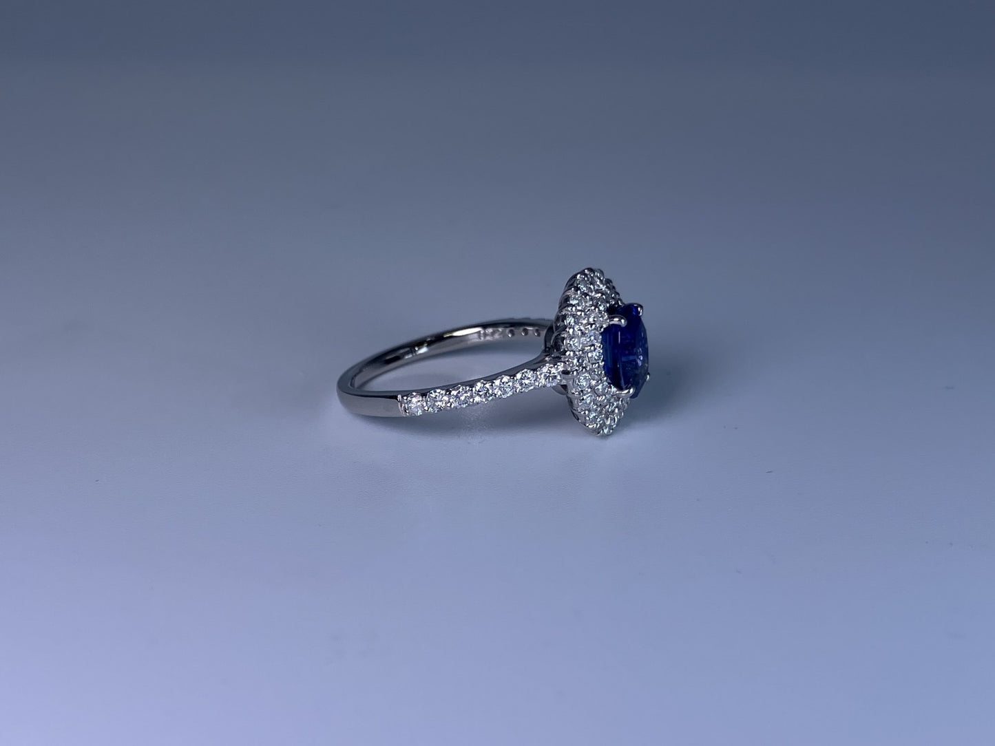 サファイア 1.35ct コンフラワーブルー Cornflower blue AIGS鑑別書 D0.72ct PT900 5.1g 指輪 （JP13号） サイズ直し無料 731K