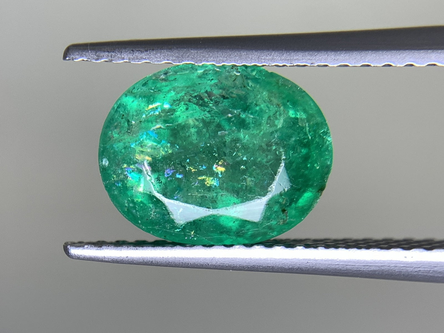 エメラルド 2.779ct 宝石ソーティング付き  10.0㎜×7.8㎜×5.7㎜  ルース（ 裸石 ） 2439Y