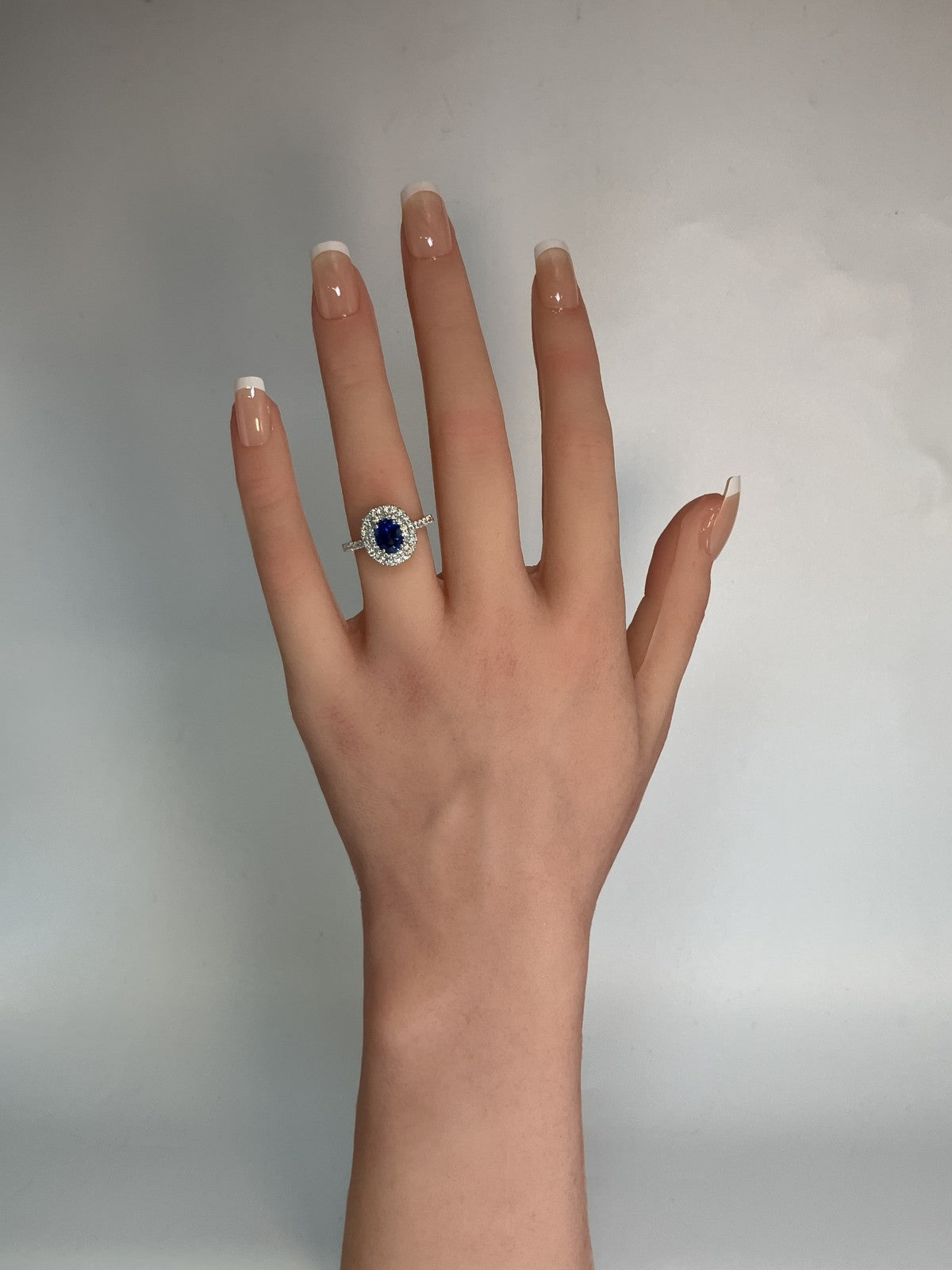サファイア 1.35ct コンフラワーブルー Cornflower blue AIGS鑑別書 D0.72ct PT900 5.1g 指輪 （JP13号） サイズ直し無料 731K