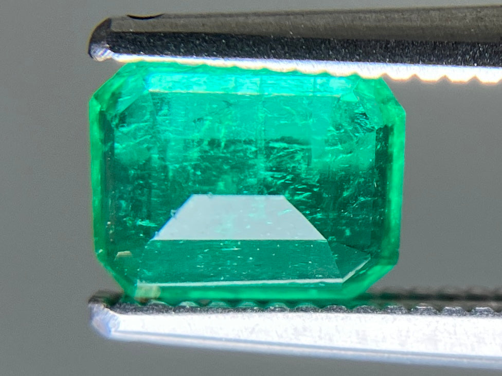 エメラルド 天然 0.775ct 中央宝石ソーティング付き 6.38㎜×4.92㎜×3.16㎜ ルース（ 裸石 ） 7496YY