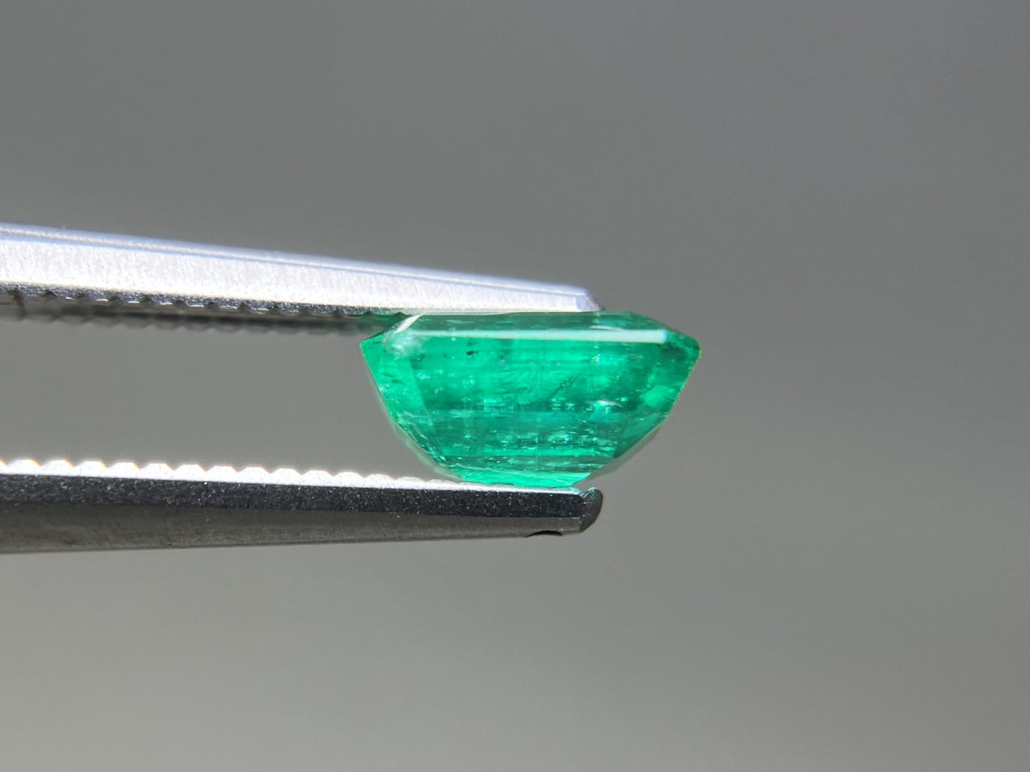 エメラルド 天然 0.775ct 中央宝石ソーティング付き 6.38㎜×4.92㎜×3.16㎜ ルース（ 裸石 ） 7496YY