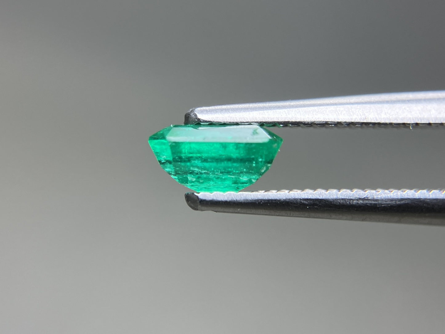 エメラルド 天然 0.775ct 中央宝石ソーティング付き 6.38㎜×4.92㎜×3.16㎜ ルース（ 裸石 ） 7496YY
