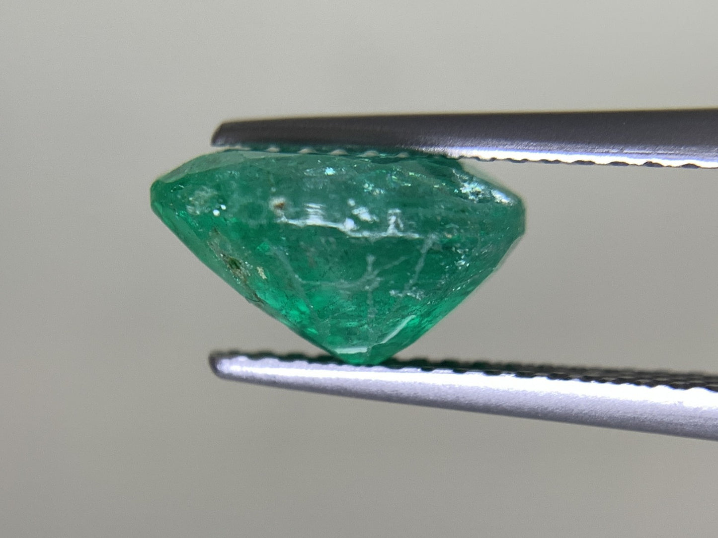 エメラルド 2.779ct 宝石ソーティング付き  10.0㎜×7.8㎜×5.7㎜  ルース（ 裸石 ） 2439Y