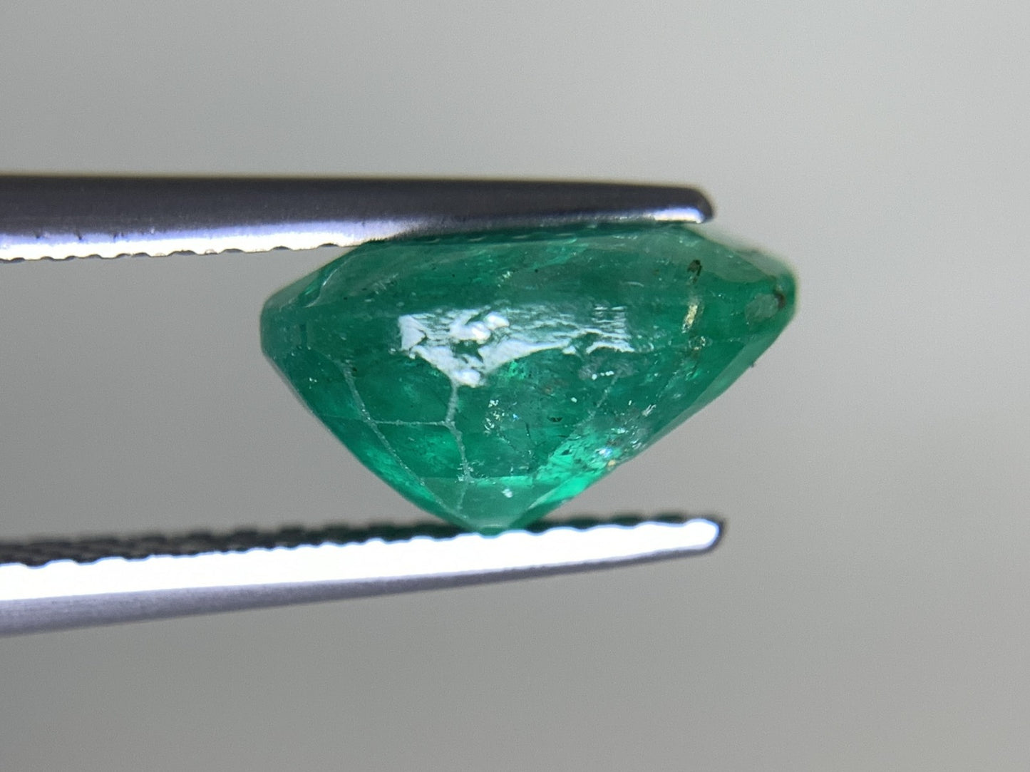 エメラルド 2.779ct 宝石ソーティング付き  10.0㎜×7.8㎜×5.7㎜  ルース（ 裸石 ） 2439Y