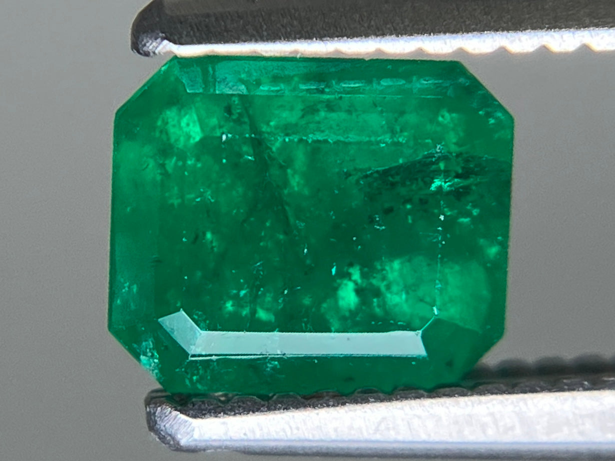エメラルド 0.808ct 中央宝石ソーティング付き  5.91㎜×5.03㎜×4.03㎜  ルース（ 裸石 ） 4358YY